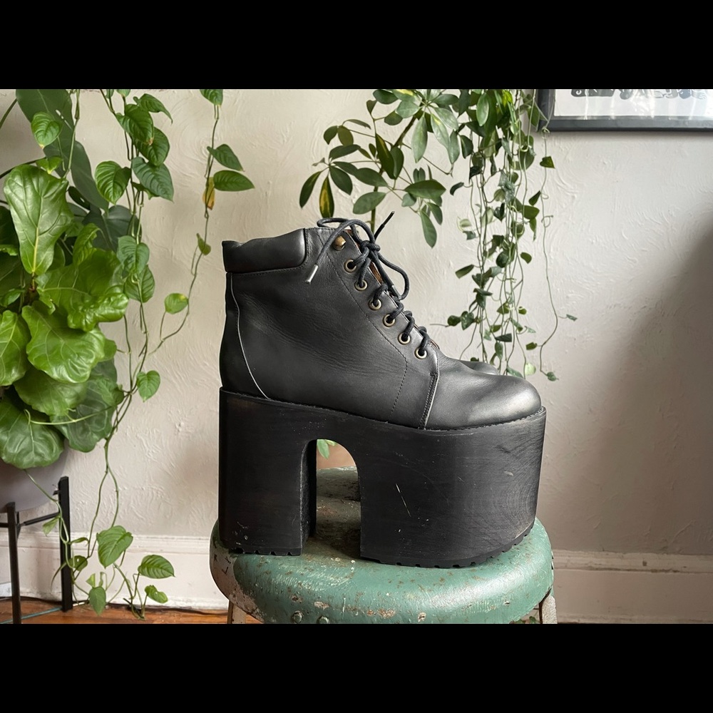 Jeffrey Campbell’s Munster Black Distressed size 9